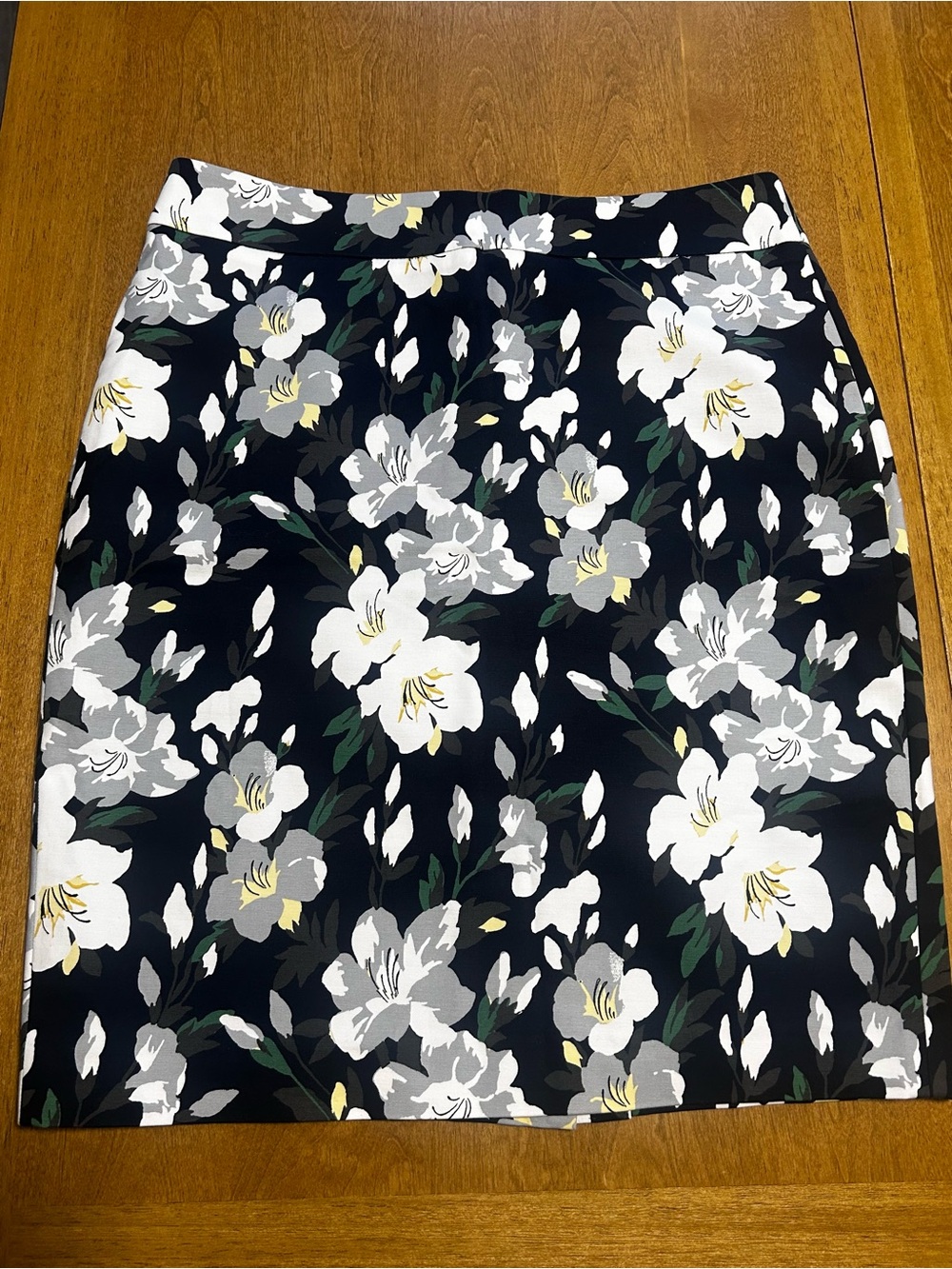 Ann Taylor Factory Navy Blue/ white floral Pencil skirt Size 10